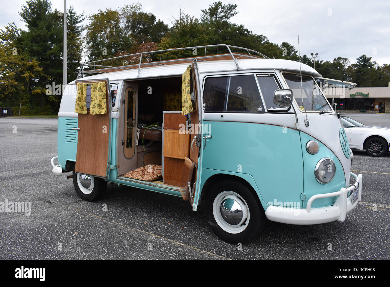 Un microbus Volkswagen camper van. Foto Stock