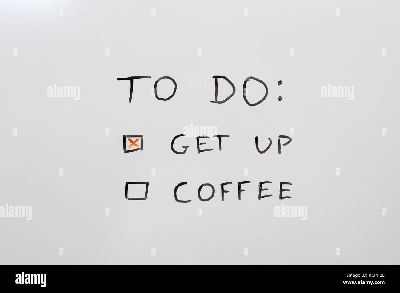 Lista da fare contenente get up e caffè su una lavagna con get up selezionata Foto Stock