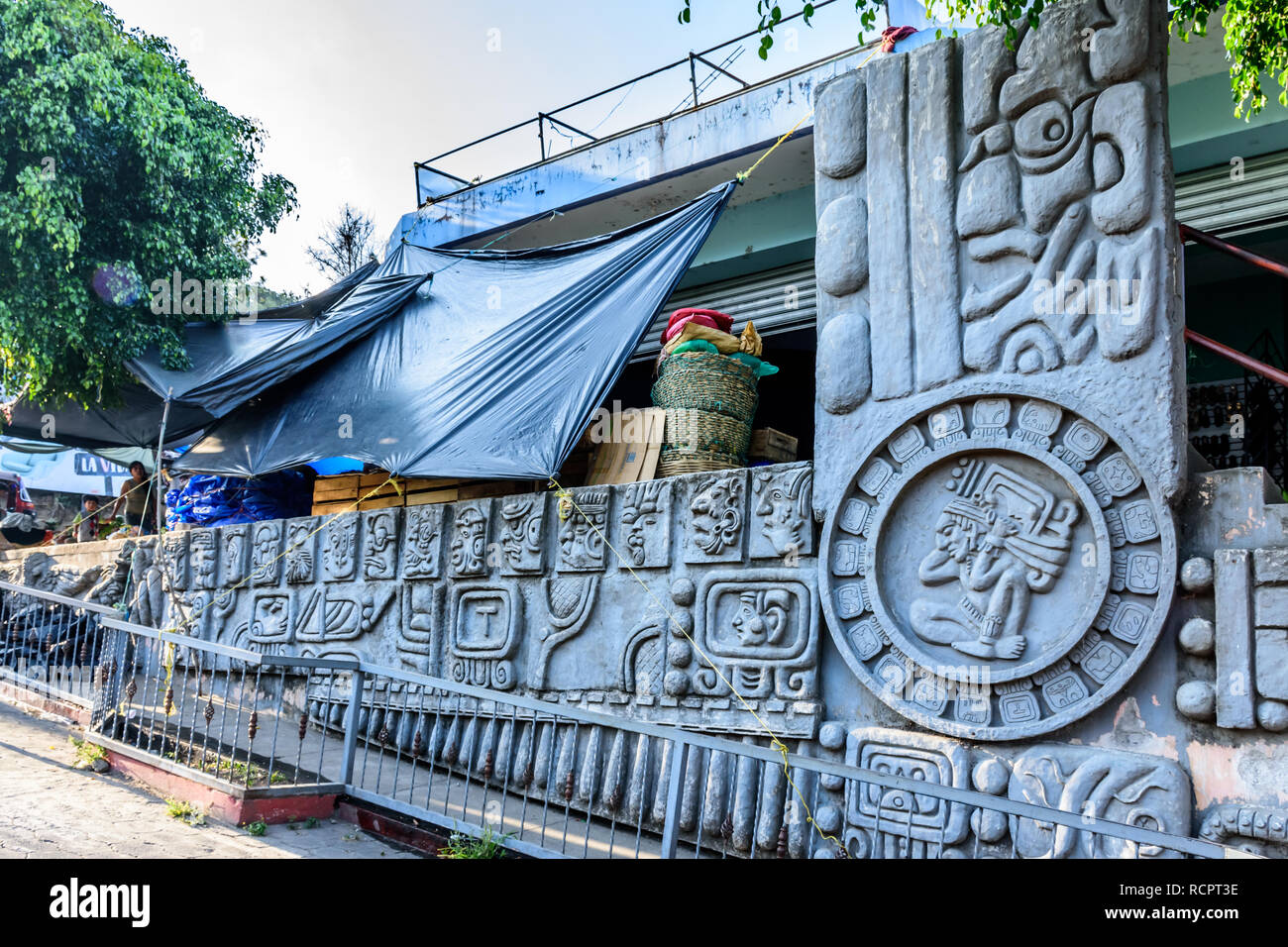 San Juan la Laguna, lago Atitlan, Guatemala - Dicembre 31, 2018: Maya glyth incisioni sulla facciata del mercato in riva al lago di San Juan la Laguna. Foto Stock