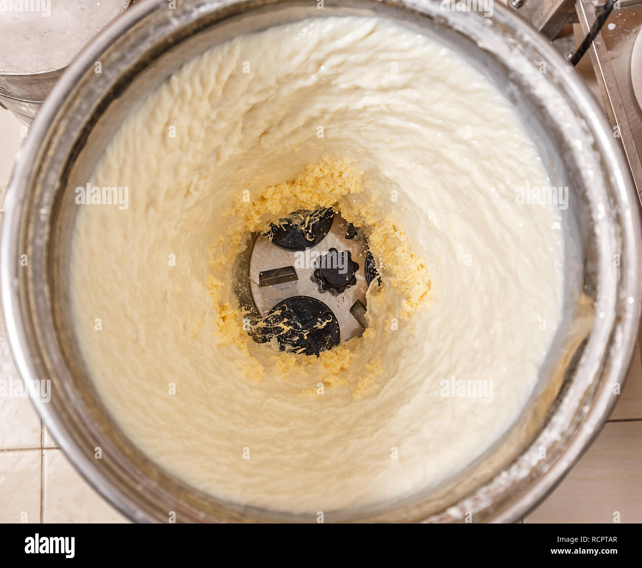 Burro fresco produzione nella fabbrica di prodotti lattiero-caseari Foto Stock