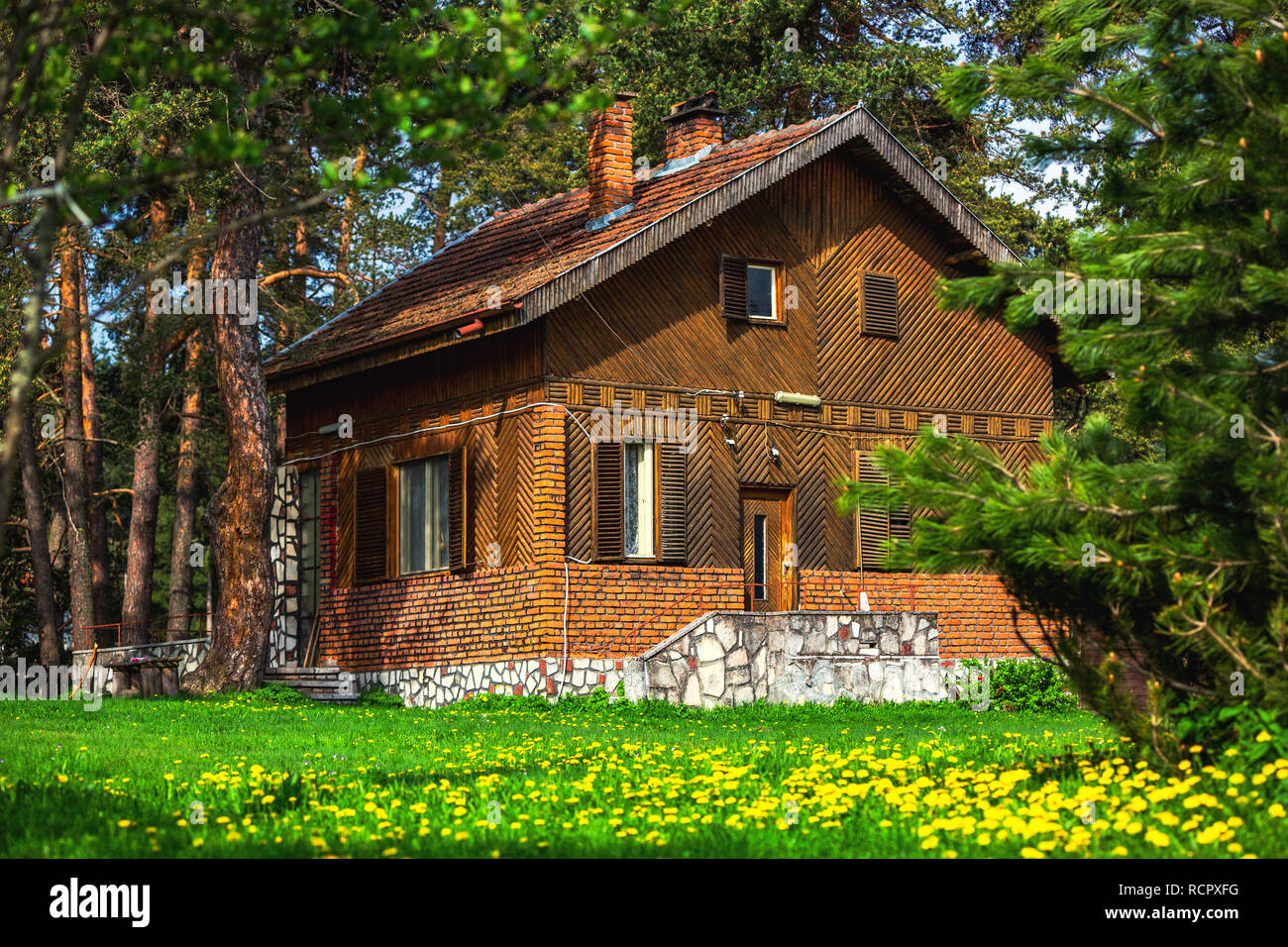 Vecchio vintage, tradizionale in legno casa di montagna. Foto Stock