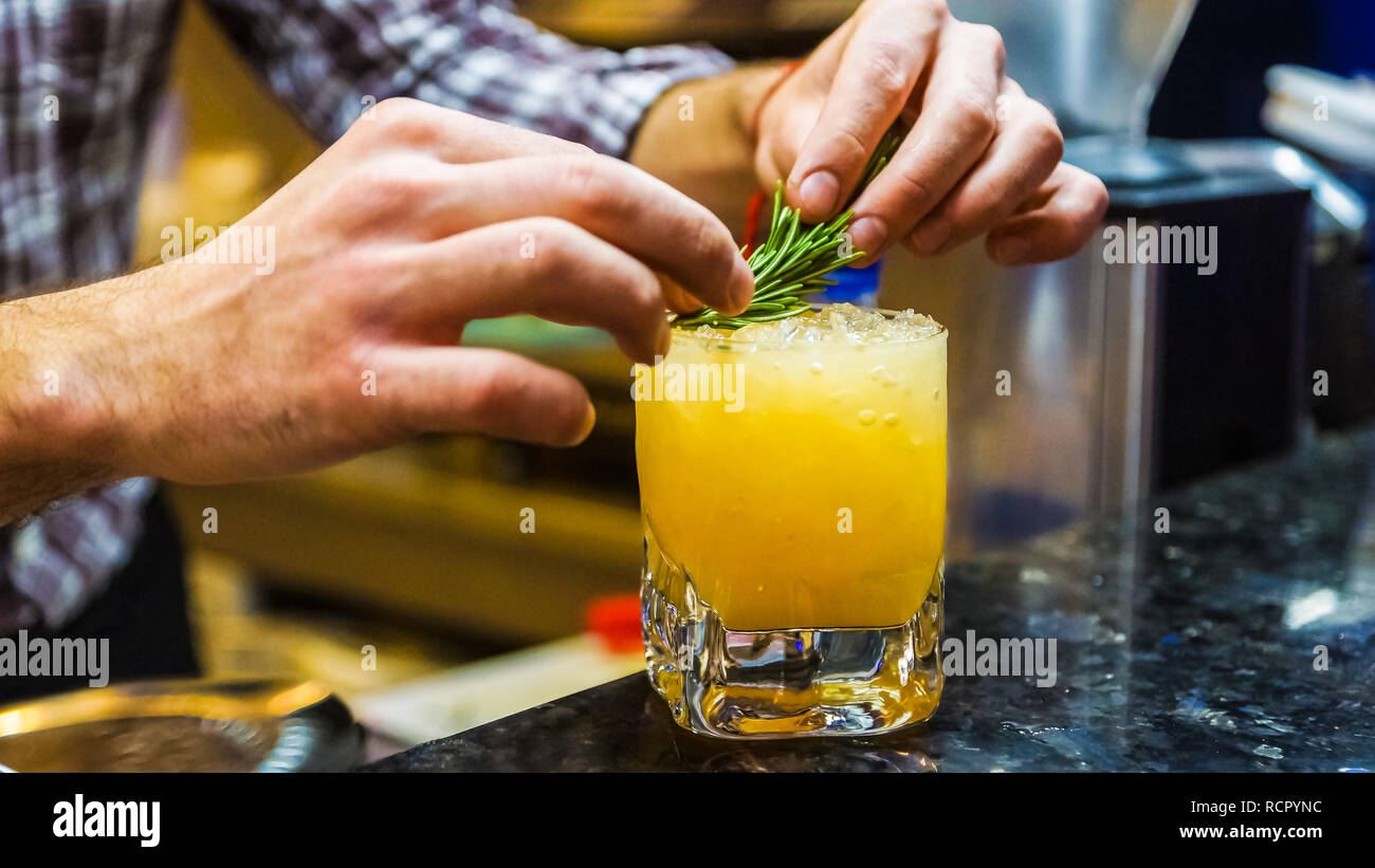 Fare cocktail di Mango Foto Stock