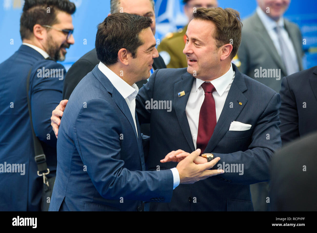 12.07.2018. Bruxelles, Belgio. Alexis Tsipras, Primo ministro della Grecia e Xavier Bettel, primo ministro del Lussemburgo. Vertice NATO 2018. Foto Stock