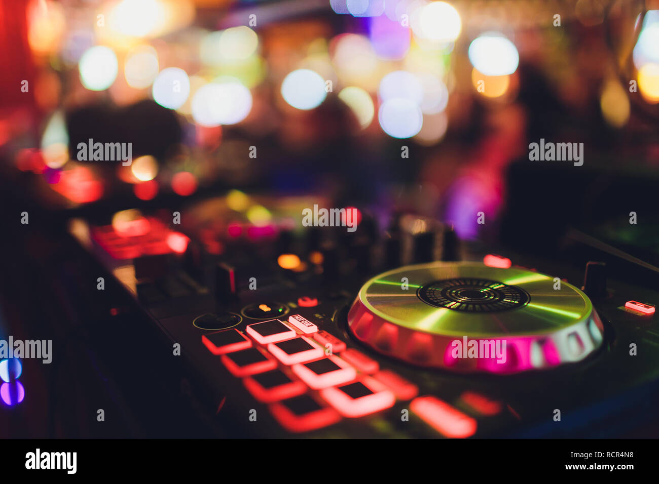 Digital controller midi con pannello colorato di luce da discoteca, Dj  giradischi console di apparecchiature audio Foto stock - Alamy