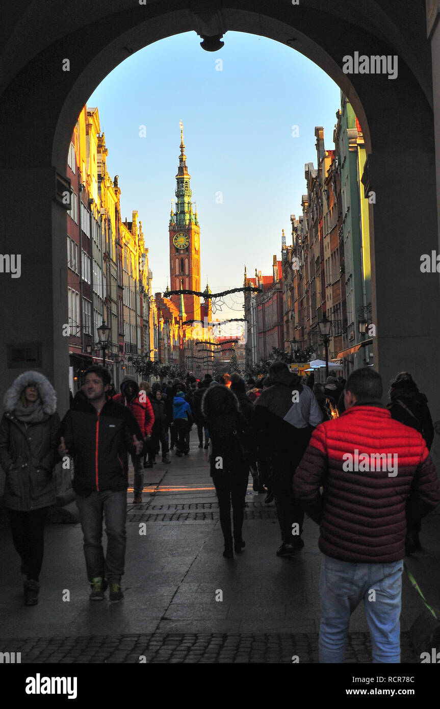 Dluga street, vista da sotto il Golden Gate Złota Brama nella città vecchia. Gdansk, Polonia, Dicembre 2017 Foto Stock