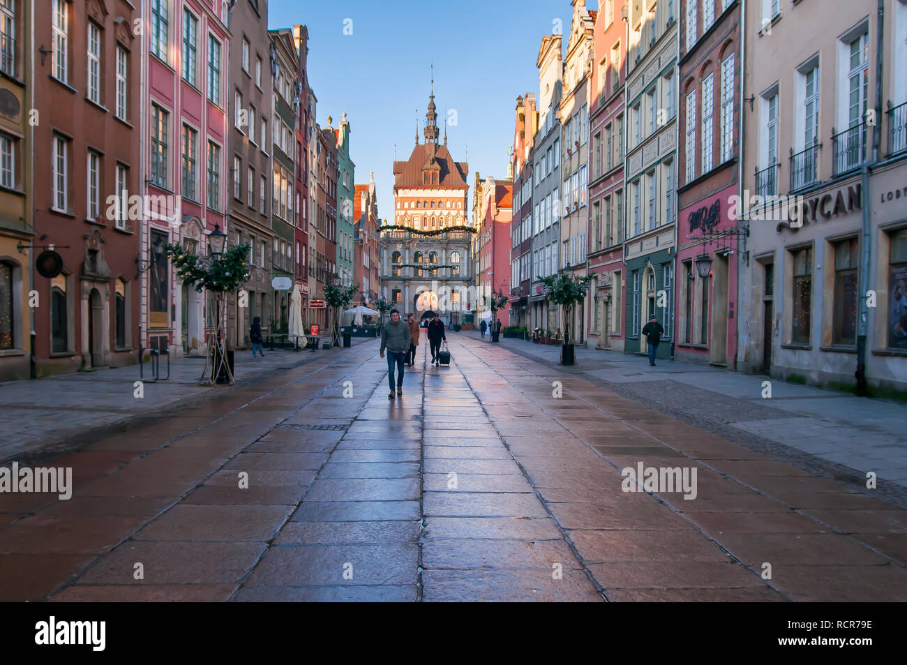 Gdansk, Polonia, dicembre 2017. Dluga street, vista sul Golden Gate (Złota Brama ) nella città vecchia. Foto Stock