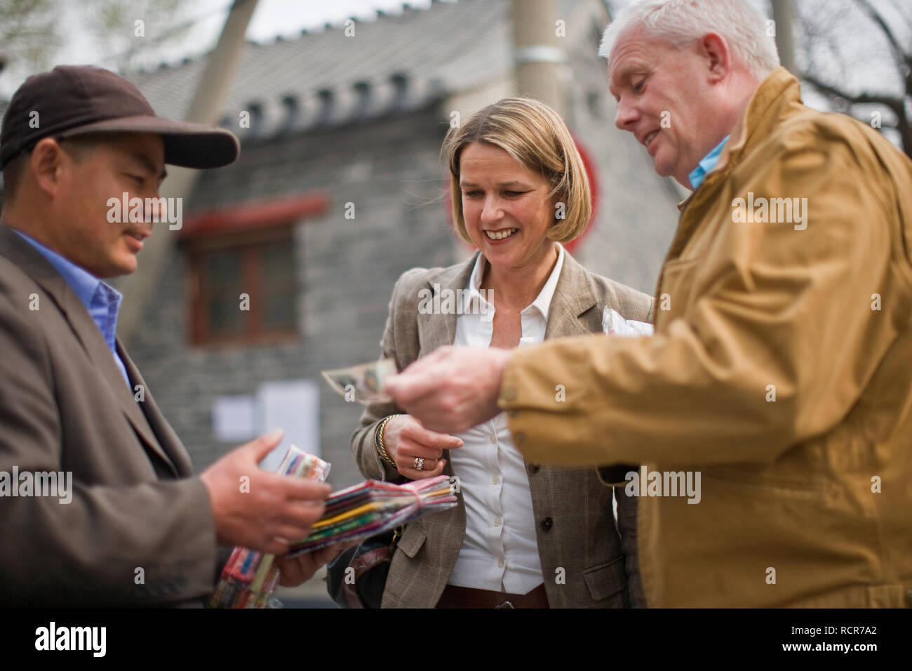 Coppia felice la visita di un mercato di strada. Foto Stock