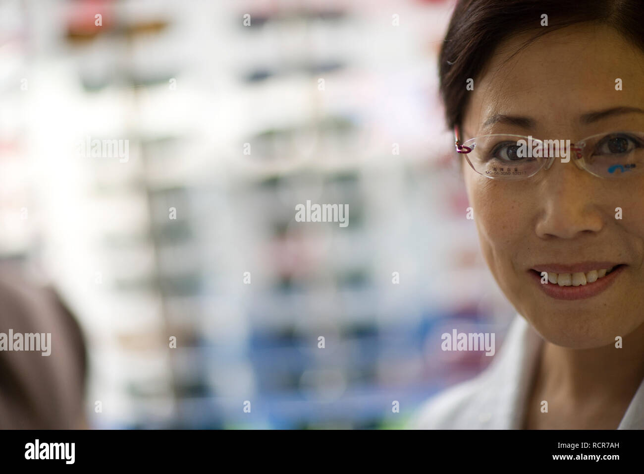 Ritratto di un sorridente metà donna adulta. Foto Stock