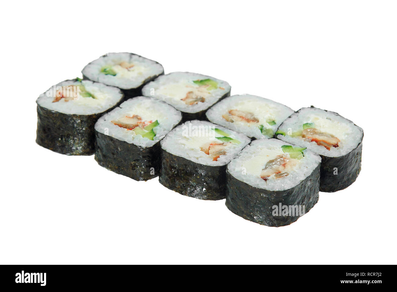 Rotolo di Sushi con anguille, il formaggio e il cetriolo. Isolato su sfondo bianco. Una gustosa cucina giapponese. Foto Stock