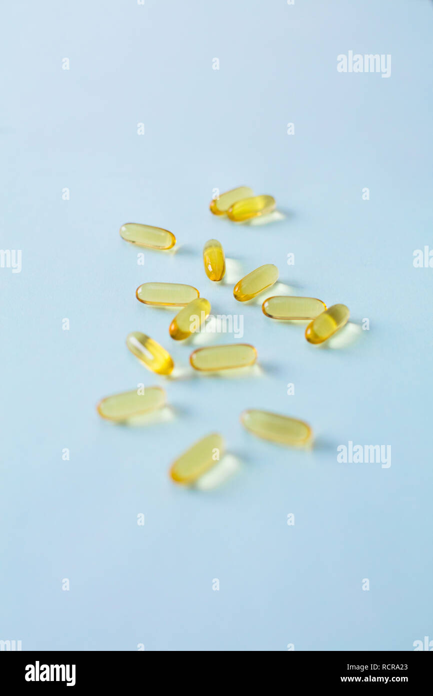 Omega 3 supplementi su sfondo azzurro. Foto Stock