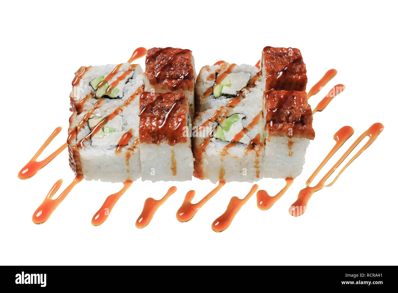 Rotoli di Sushi con anguilla di mare, formaggio, avocado e salsa. Isolato su sfondo bianco. La cucina giapponese. Foto Stock
