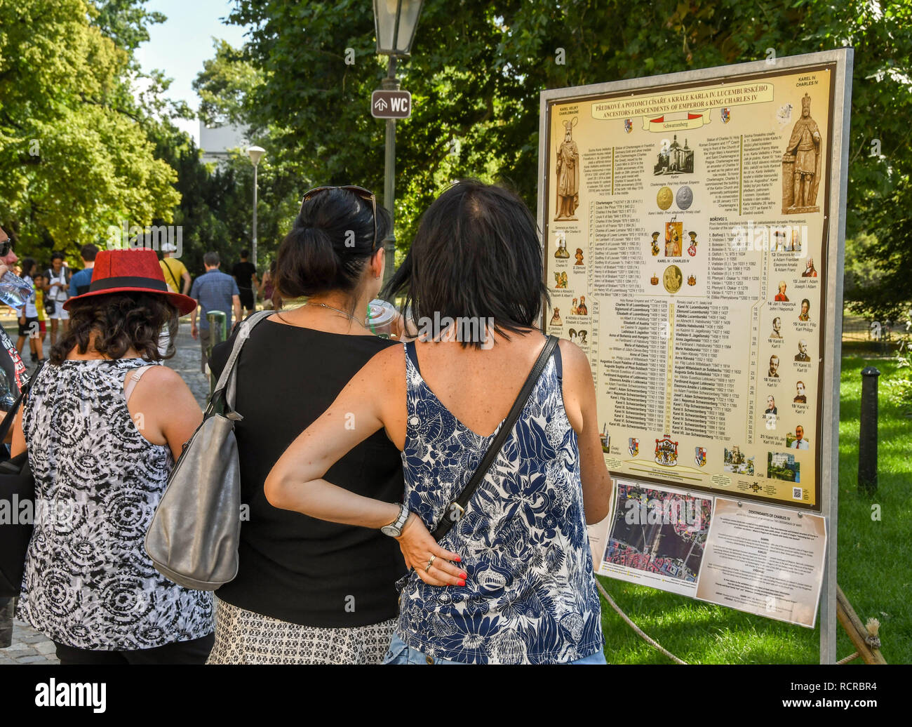 Praga, Repubblica ceca - Luglio 2018: le persone che studiano le informazioni turistiche in un parco pubblico nel centro di Praga. Foto Stock