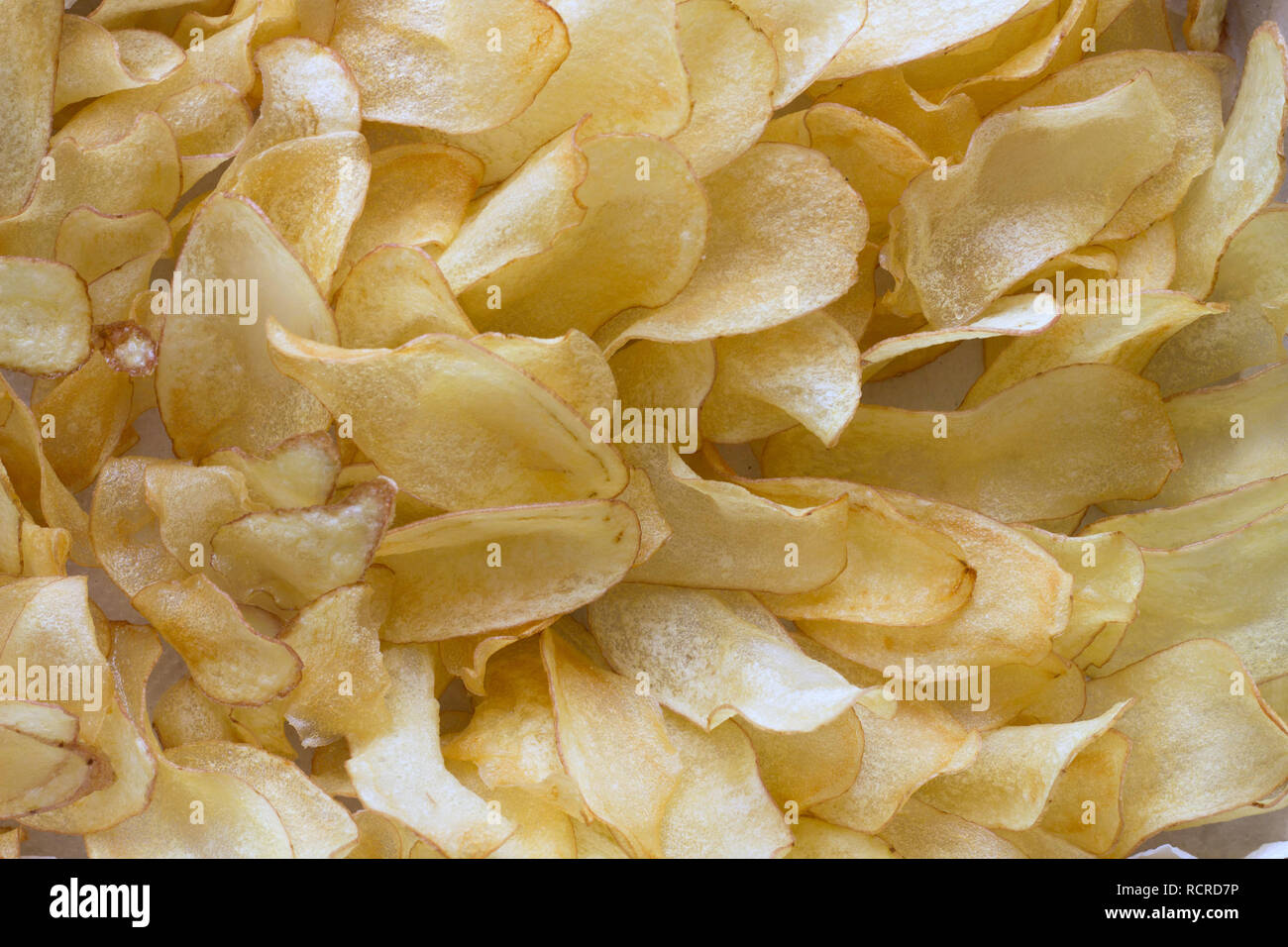 Bella dorata e croccante di freschi fatti in casa di patate fritte chip, un gustoso sullo sfondo di un delizioso Foto Stock