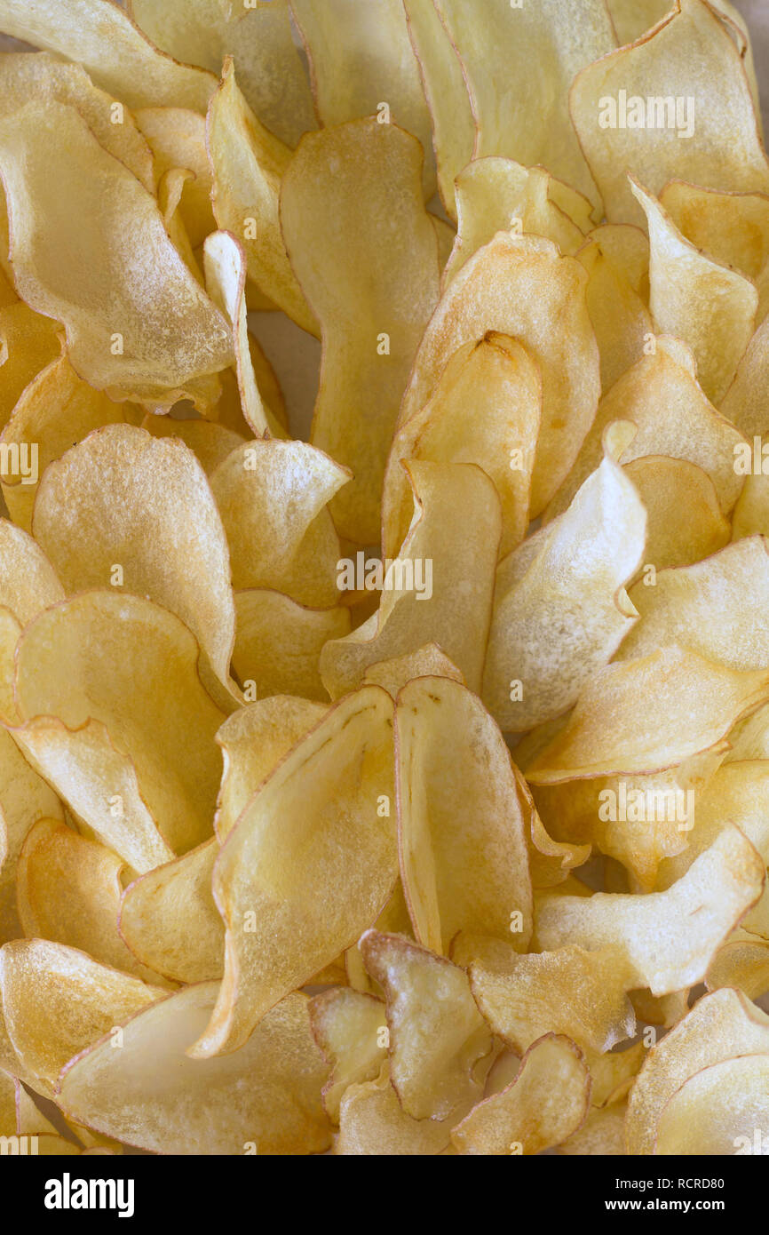 Bella dorata e croccante di freschi fatti in casa di patate fritte chip, un gustoso sullo sfondo di un delizioso Foto Stock