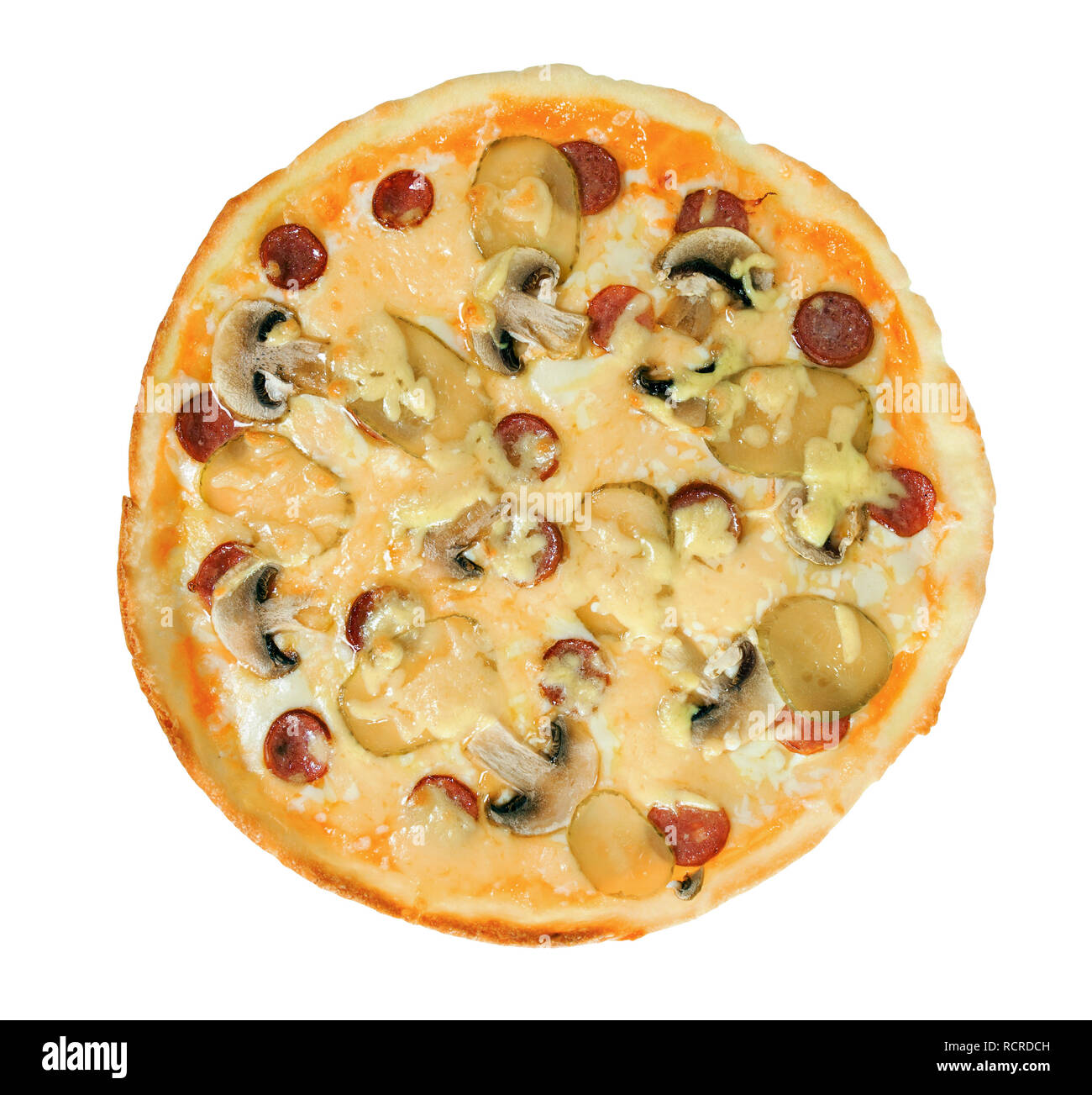 Gustosa pizza con funghi, cetrioli, salsiccia e formaggio. Isolato su sfondo bianco. Foto Stock