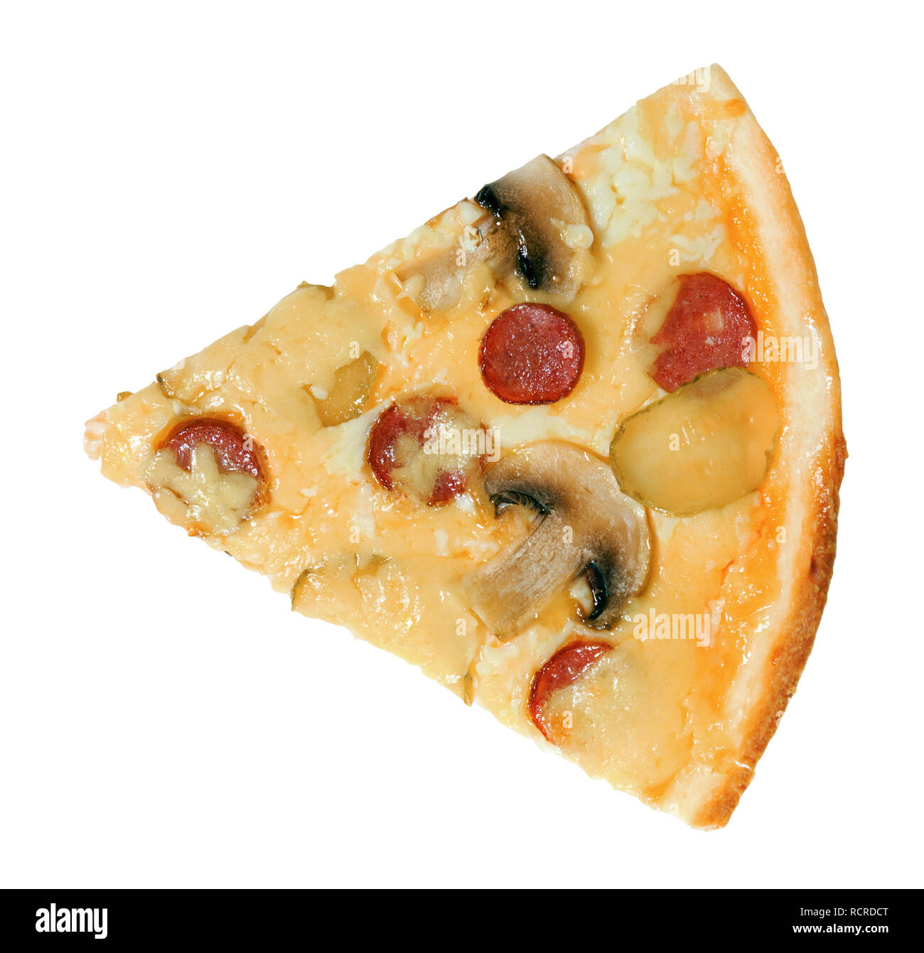 Delizioso trancio di pizza con funghi, salsiccia, cetriolo e formaggio. Isolato su sfondo bianco. Foto Stock