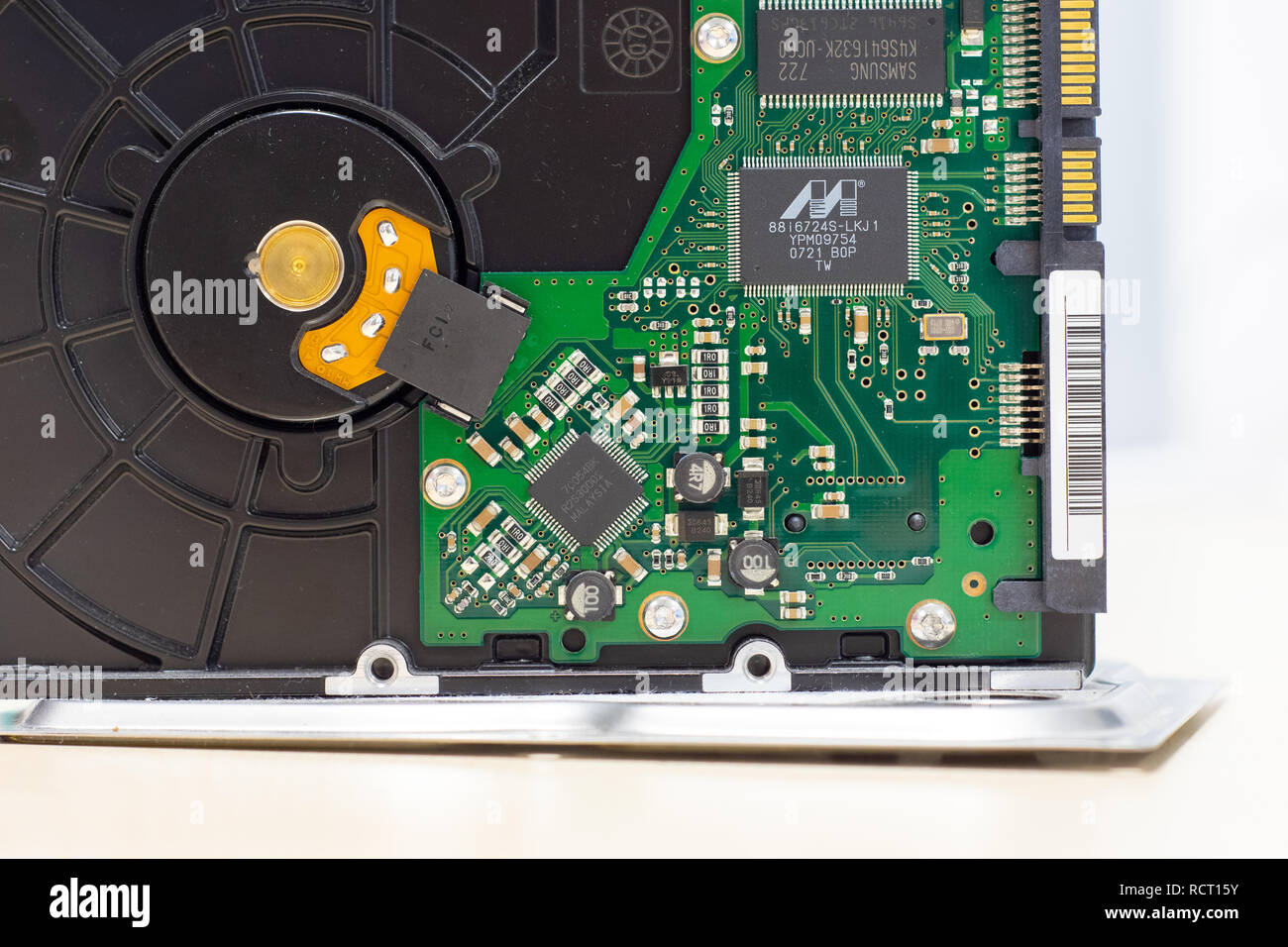 Dettaglio della scheda elettronica di una meccanica disco rigido di un personal computer Foto Stock