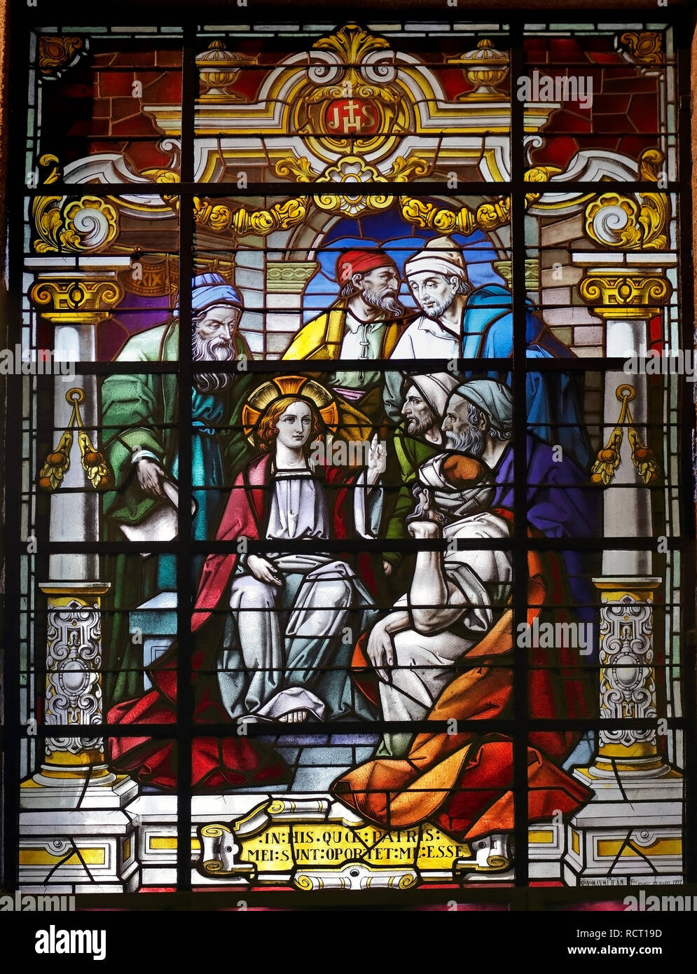 Porto, Portogallo - 23 Marzo 2015: vetrata dalla chiesa di Lapa che rappresenta una scena biblica del Nuovo Testamento, giovane Gesù tra sc Foto Stock