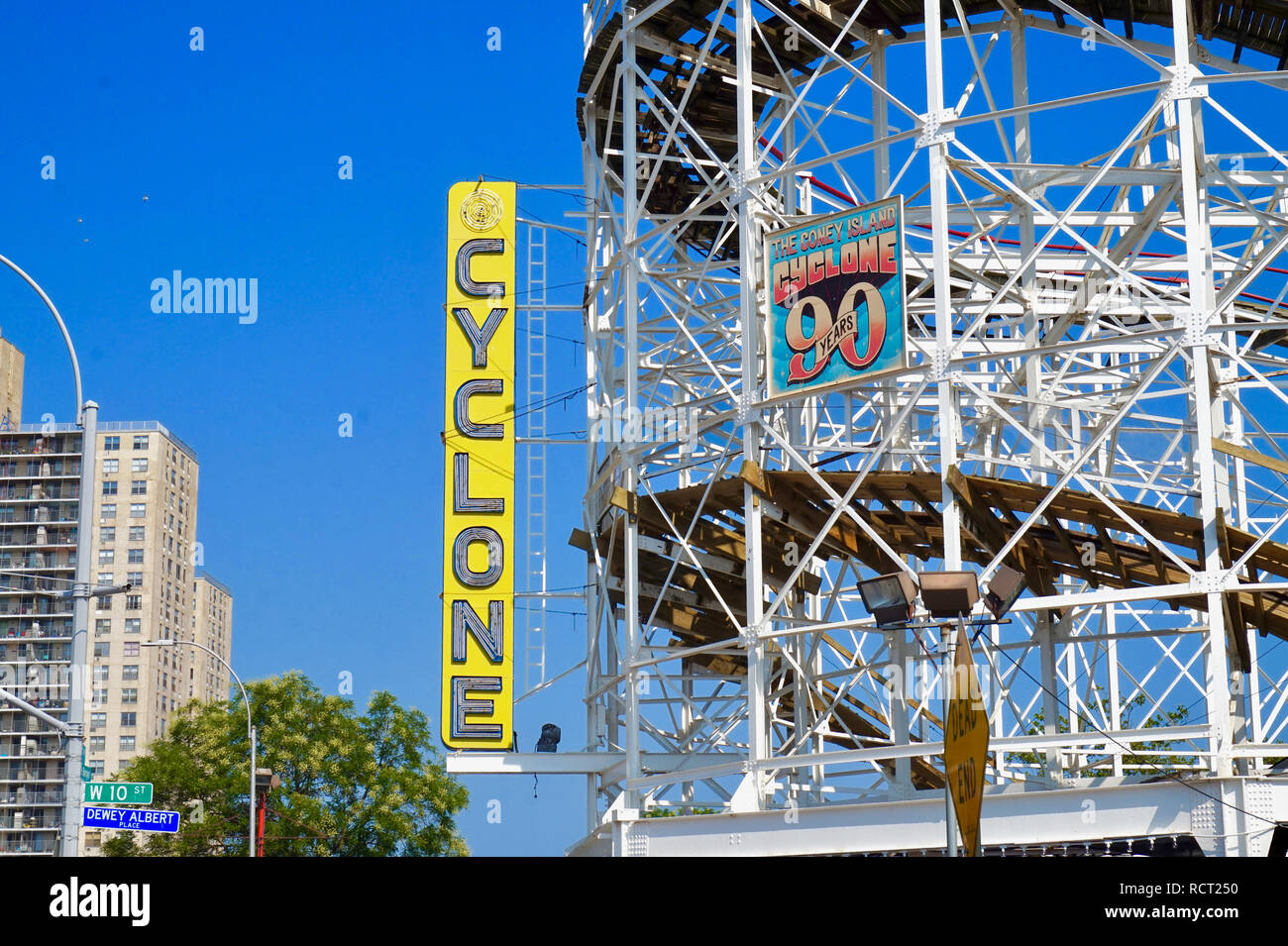 Coney Island Montagne russe Ciclone - un punto di riferimento storico a New York il carnevale. Mostra il bordo curvo e le vie, e 'ciclone' segno. Foto Stock