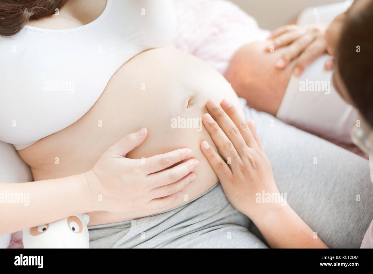Asian donna incinta con grande pancia. Festa della mamma e la giornata internazionale delle donne. Sarà la mamma e avente kid. Foto Stock
