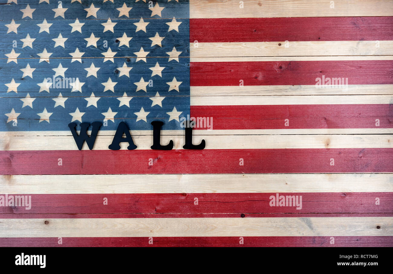 In legno Vintage United States Flag con lettere in metallo a parete per il controllo ortografico per il concetto di confine Foto Stock