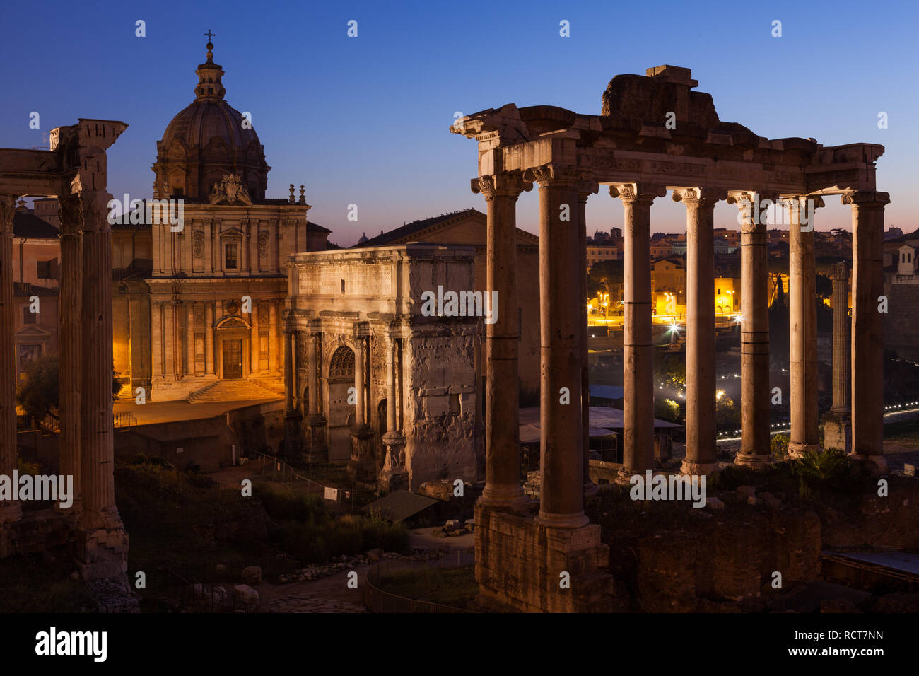 Foro Romano di sunrise, guardando ad est dal Colle Capitolino con il Tempio di Saturno sulla destra Foto Stock