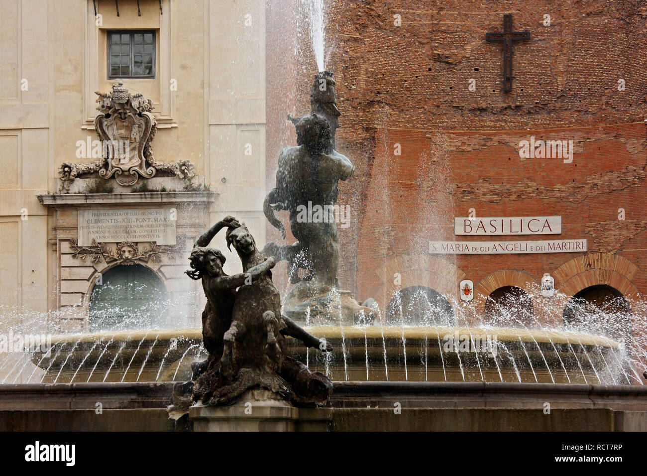 Fontana della Naiads a Roma a Piazza della Repubblica, con la Basilica di Santa Maria degli Angeli e dei Martiri in background Foto Stock