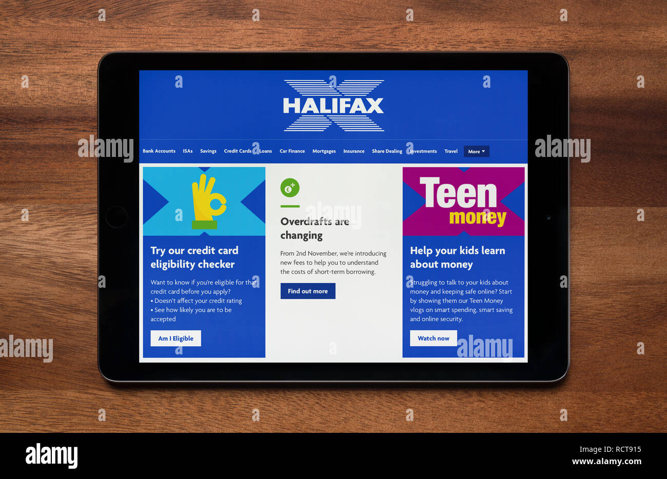 Il sito web della banca di Halifax è visto su un tablet iPad, il quale è appoggiato su un tavolo di legno (solo uso editoriale). Foto Stock