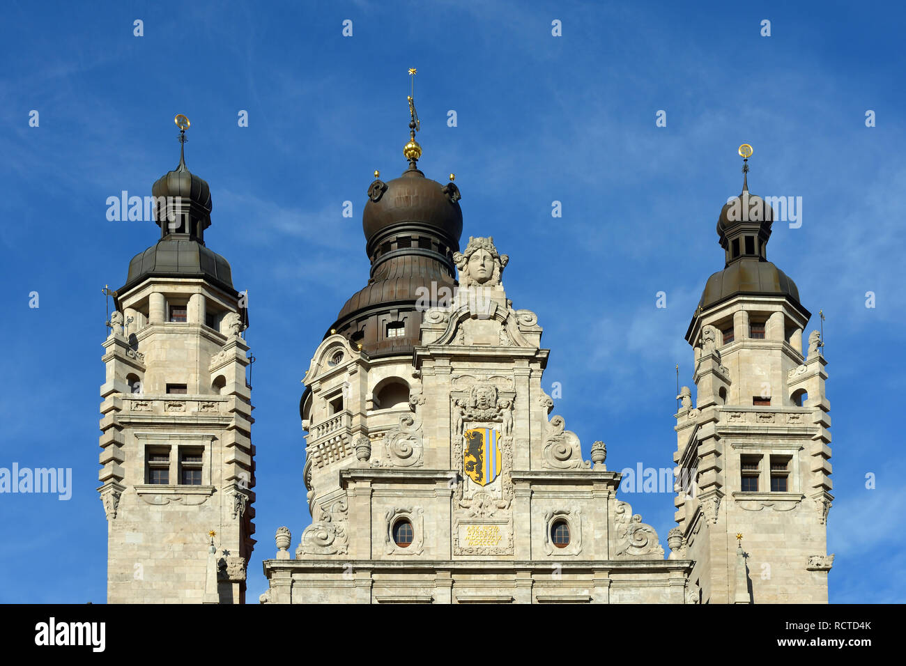 La parte superiore della torre del Nuovo Municipio di Lipsia con lo stemma della metropoli sassone - Germania. Foto Stock