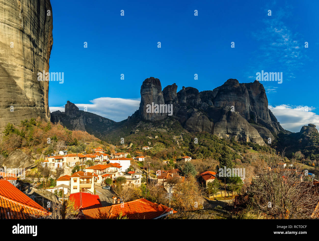 Case Greche sulle colline tra ripide rocce di Meteora montagne, Kalabaka, Tessaglia, Grecia Foto Stock