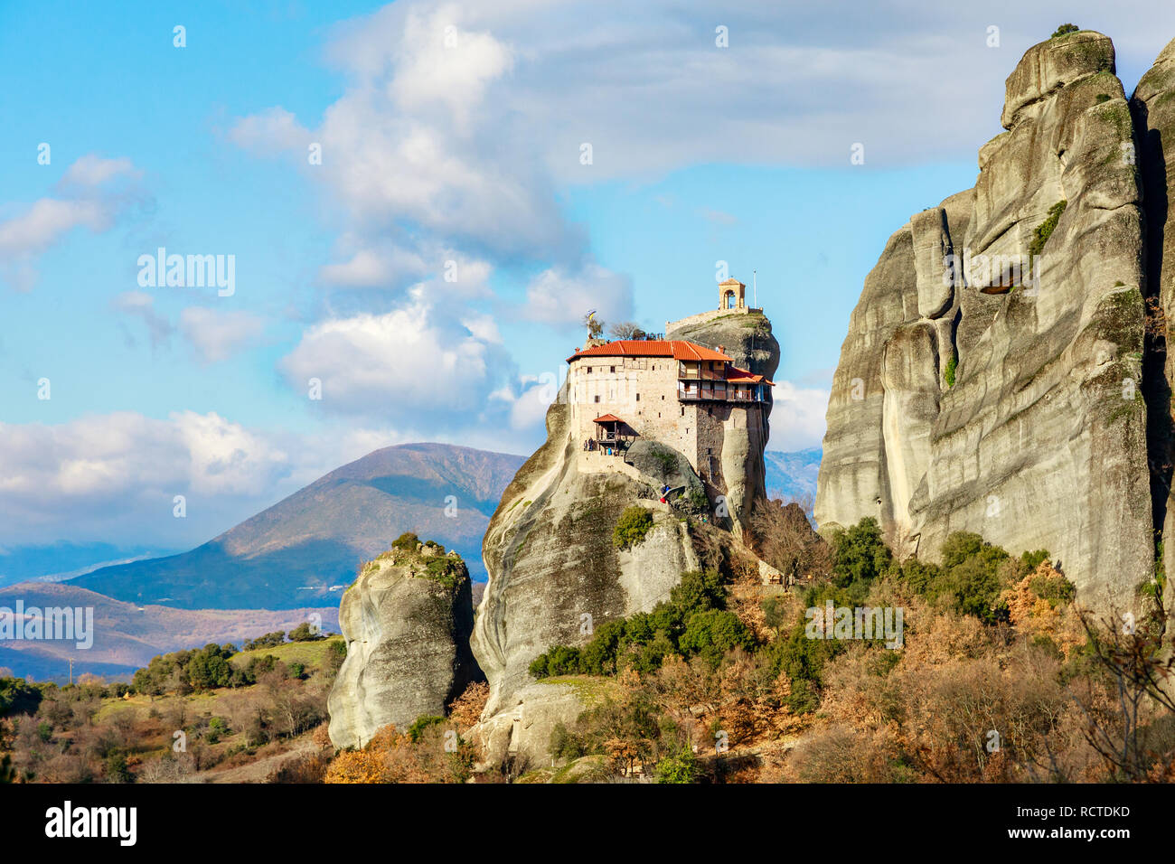 Monastero di Agios Nikolaos Anapafsas costruito sulle rocce scoscese di meteore, Kalampaka, Trikala, Tessaglia, Grecia Foto Stock