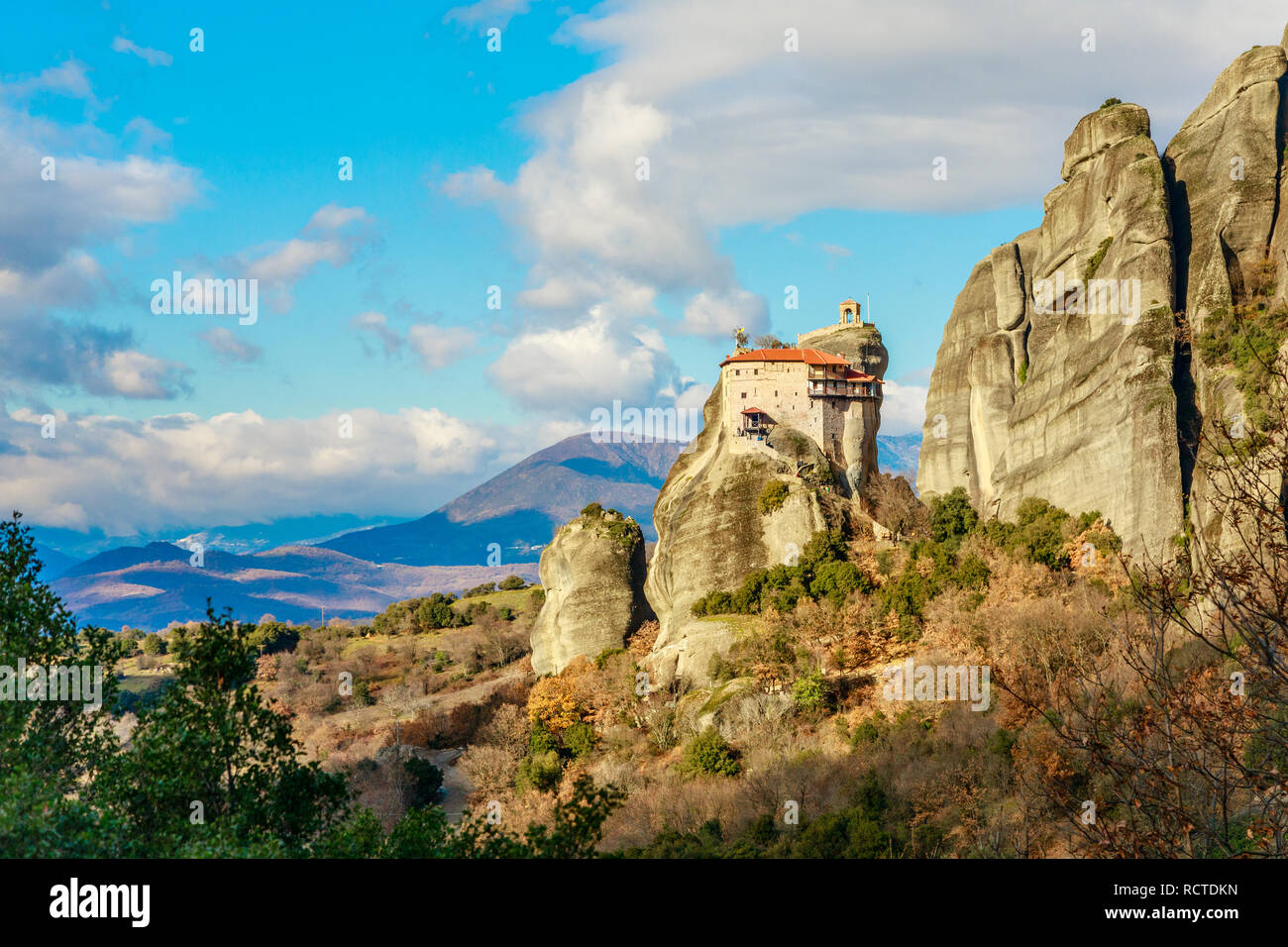 Monastero di Agios Nikolaos Anapafsas costruito sulle rocce scoscese di meteore, Kalampaka, Trikala, Tessaglia, Grecia Foto Stock