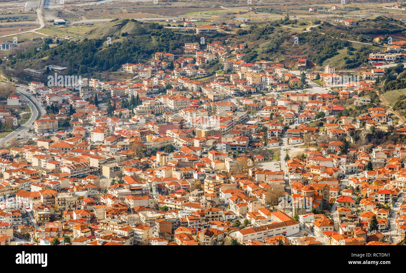 Kalabaka città greca edificio arancione di tetti, vista aerea, Kalampaka, Trikala, Tessaglia, Grecia Foto Stock