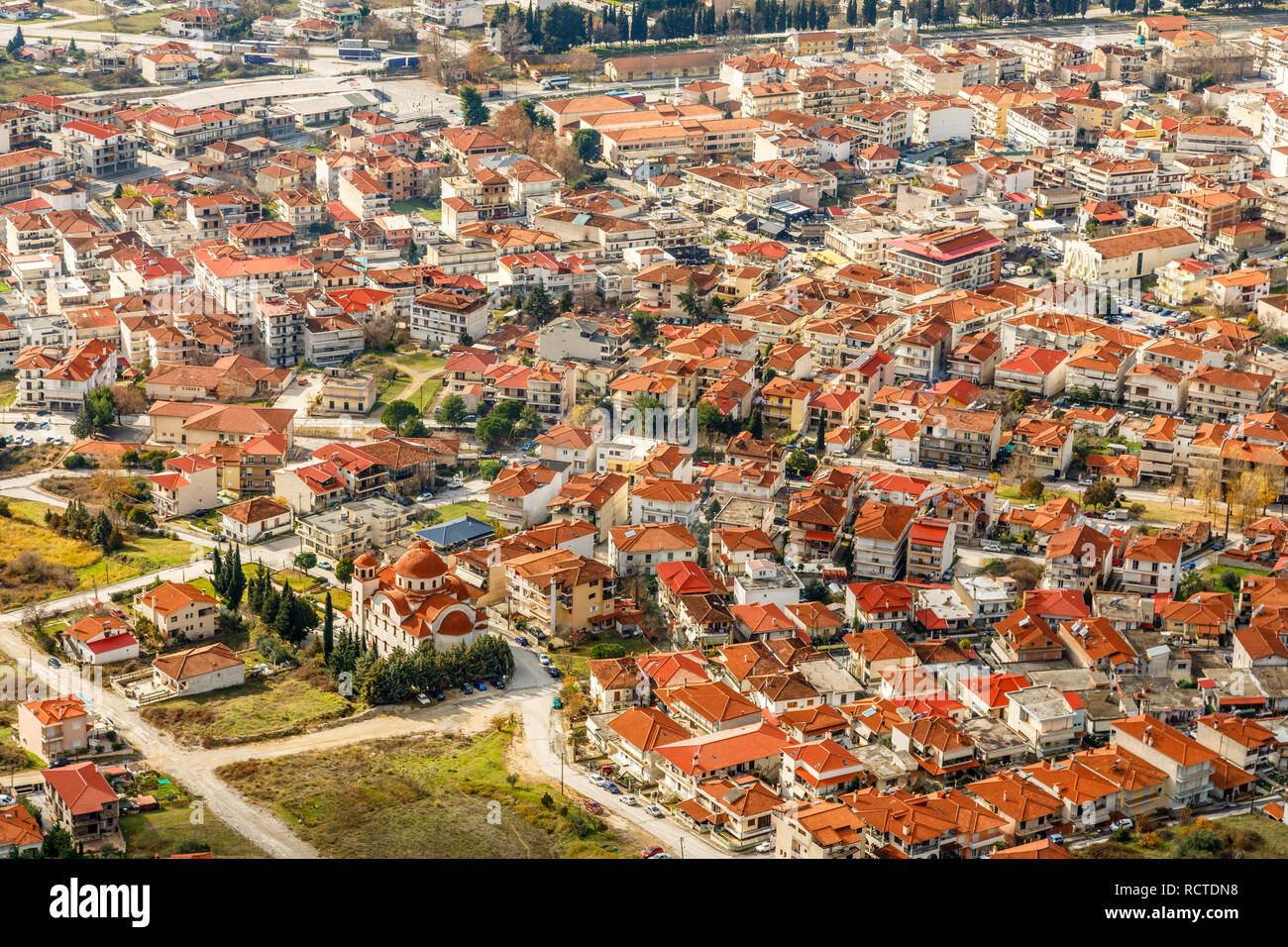 Kalabaka città greca edificio arancione di tetti, vista aerea, Kalampaka, Trikala, Tessaglia, Grecia Foto Stock