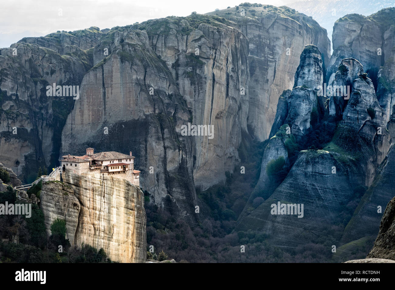 Il Santo Monastero di Roussanou tra le ripide scogliere, montagne panorama, Kalampaka, Trikala, Tessaglia, Grecia Foto Stock