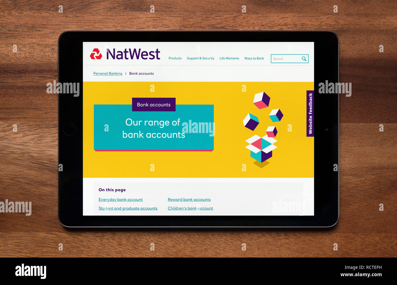 Il sito web di Natwest Bank è visto su un tablet iPad, il quale è appoggiato su un tavolo di legno (solo uso editoriale). Foto Stock