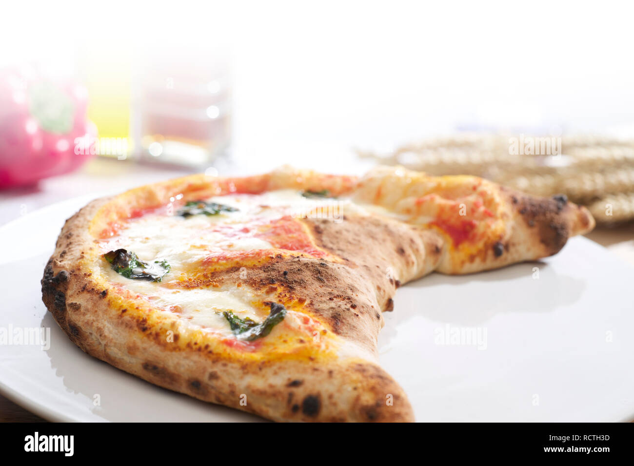 Tutto il pane appena sfornato calzone pizza sulla piastra Foto Stock