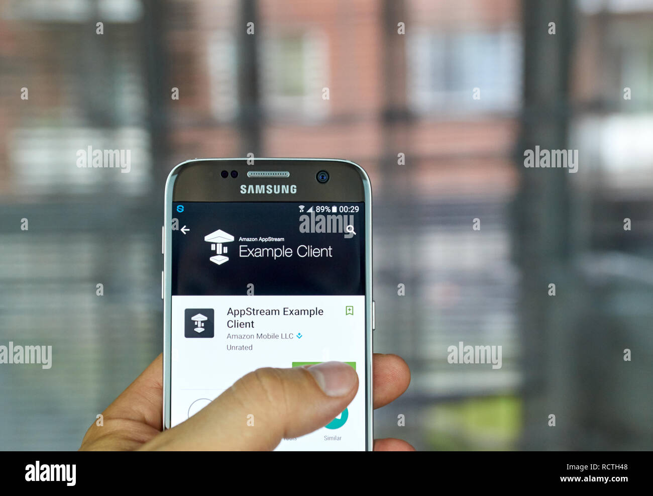 MONTREAL, Canada - 8 Agosto 2016 - Amazon AppStream mobile app sullo schermo di Samsung S7 in mano. Si tratta di un flessibile e a bassa latenza di servizio che consente str Foto Stock