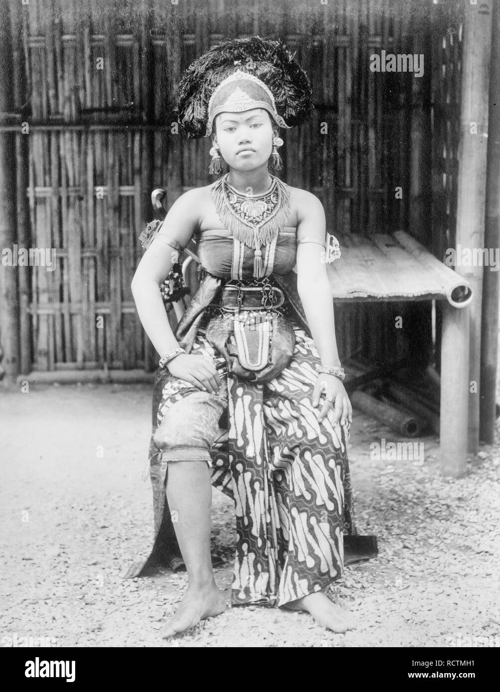Femmina ballerina Giavanese, ritratto a figura intera, seduto, in costume, Esposizione di Parigi, 1889 Foto Stock