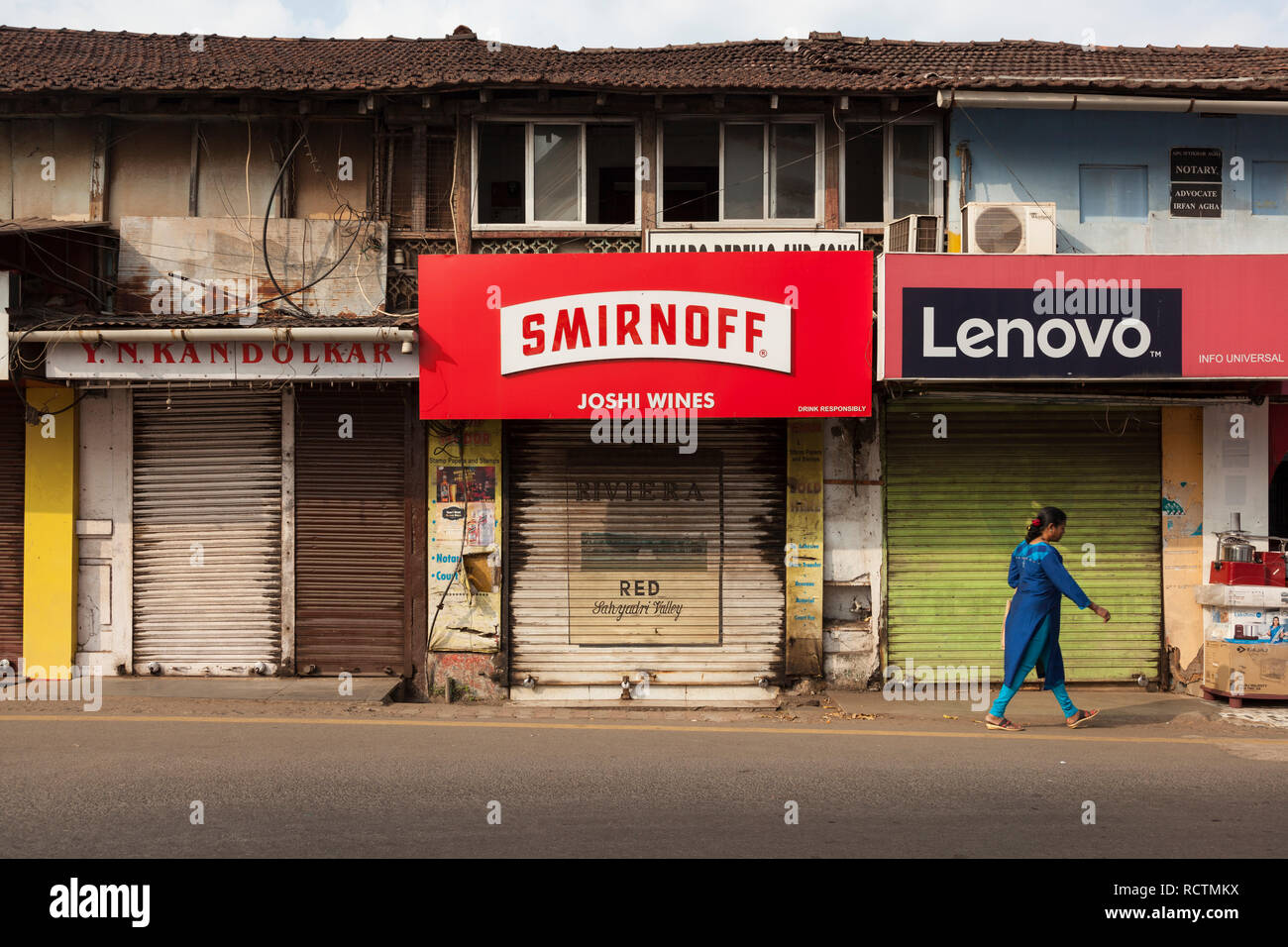 Fila di negozi, Panjim, Goa, India Foto Stock