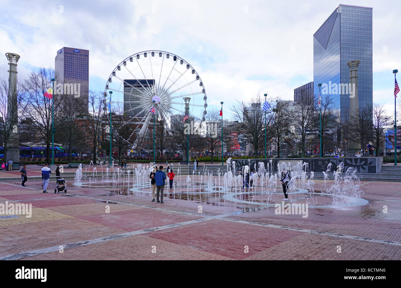 ATLANTA, ga- Vista del Centennial Olympic Park, costruita per il 1996 Olimpiadi di estate, situato nel centro di Atlanta, Georgia. Foto Stock