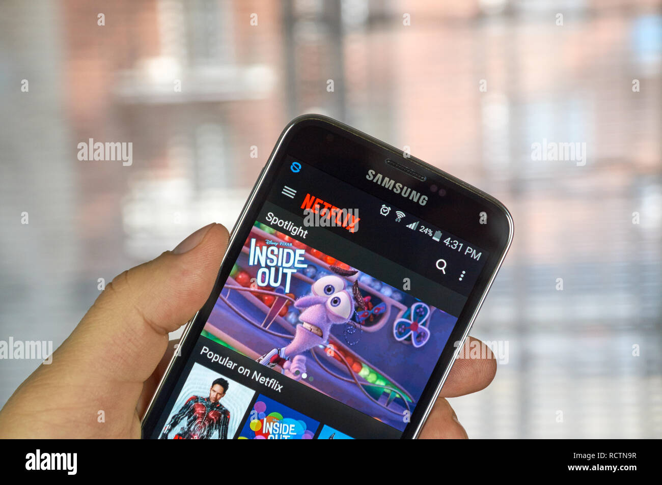 MONTREAL, Canada - 20 Marzo 2016 - Netflix applicazione in esecuzione Samsung S5. Netflix popolare è un fornitore globale di streaming di film e serie TV Foto Stock