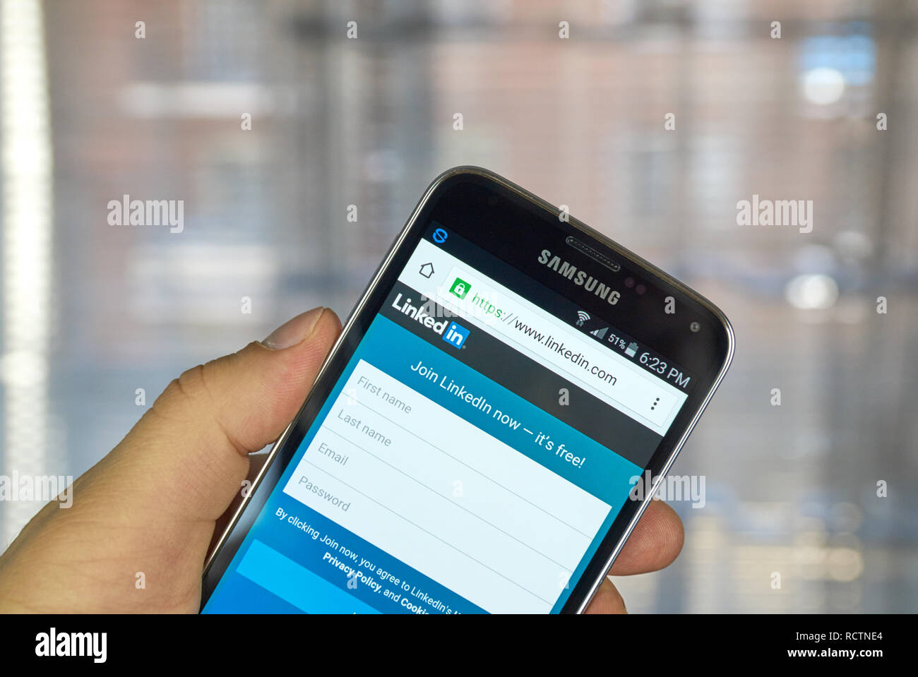 MONTREAL, Canada - 20 Marzo 2016 - Linkedin applicazione su Android smartphone. Linkedin è un business-oriented di servizio di social networking. Foto Stock