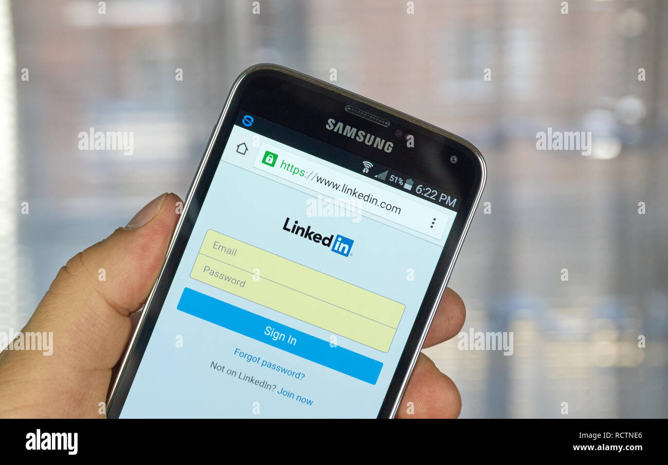 MONTREAL, Canada - 20 Marzo 2016 - Linkedin applicazione su Android smartphone. Linkedin è un business-oriented di servizio di social networking. Foto Stock