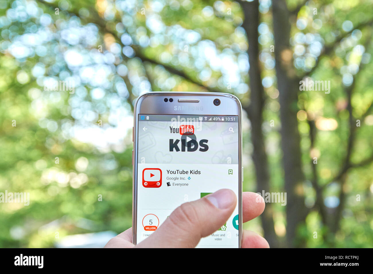 MONTREAL, Canada - 23 Maggio 2016 : Google youtube Kids applicazione su Samsung S7 schermo. YouTube app per bambini offerte family friendly contenuti e pare di base Foto Stock