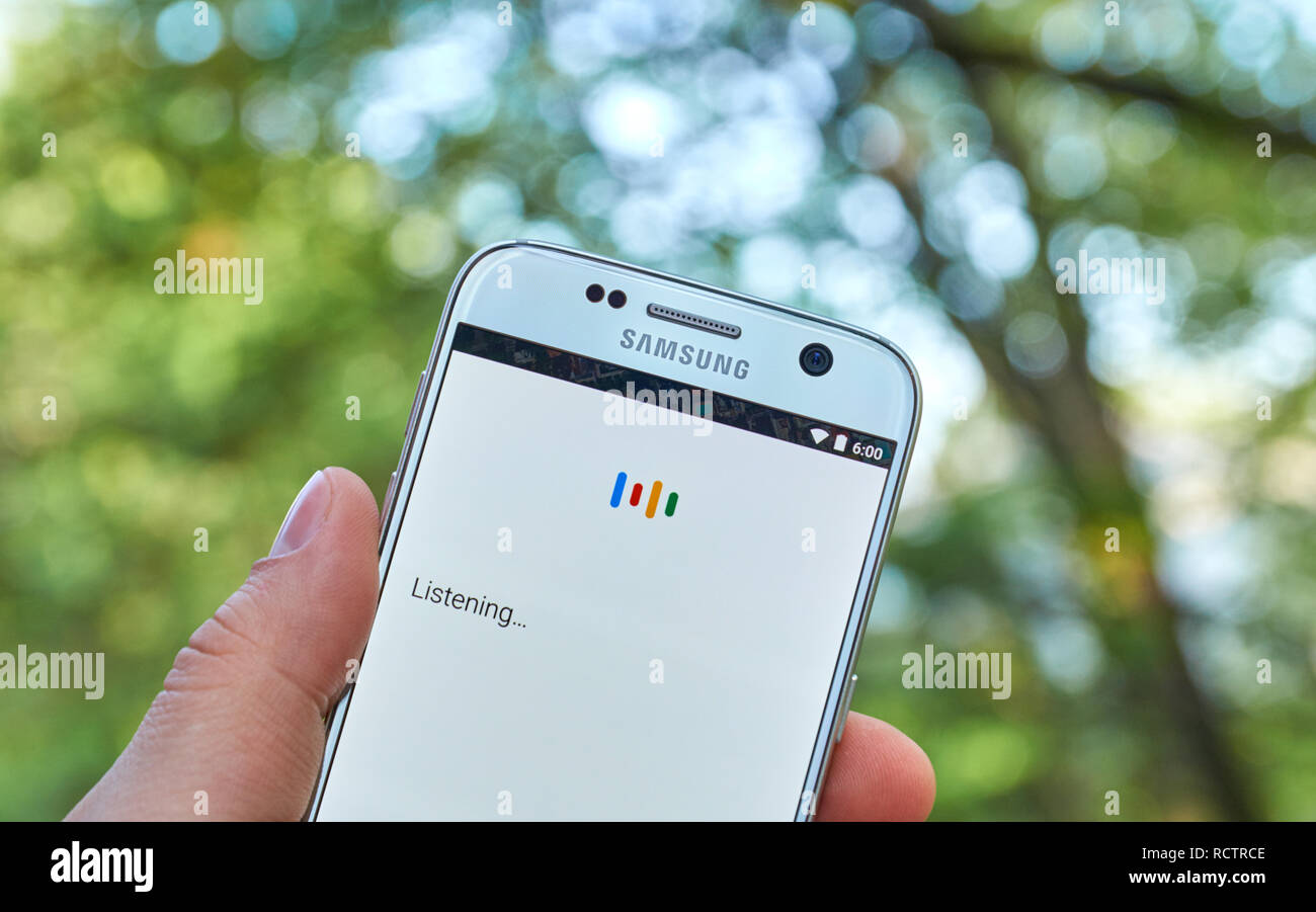 MONTREAL, Canada - 23 Maggio 2016 : Google ora applicazione di avvio sul Samsung S7 schermo. Google ora è un intelligente assistente personale sviluppato da G Foto Stock