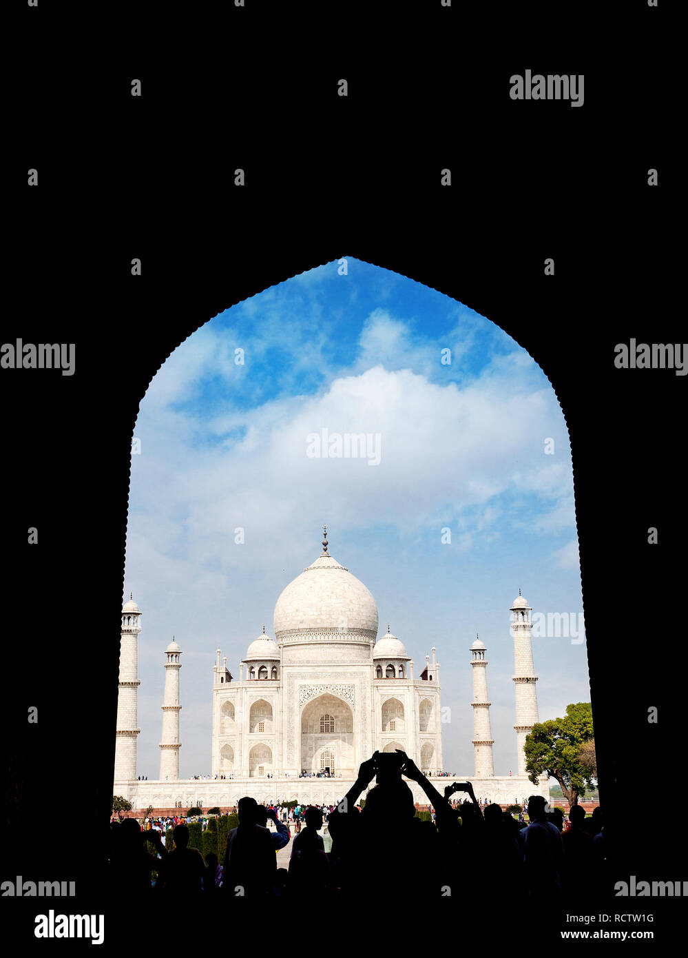 Taj Mahal visualizza in nero arch silhouette con turistica prendendo foto con il cellulare in Agra, Uttar Pradesh, India. Spazio Copia libro, modello di copertura. Foto Stock