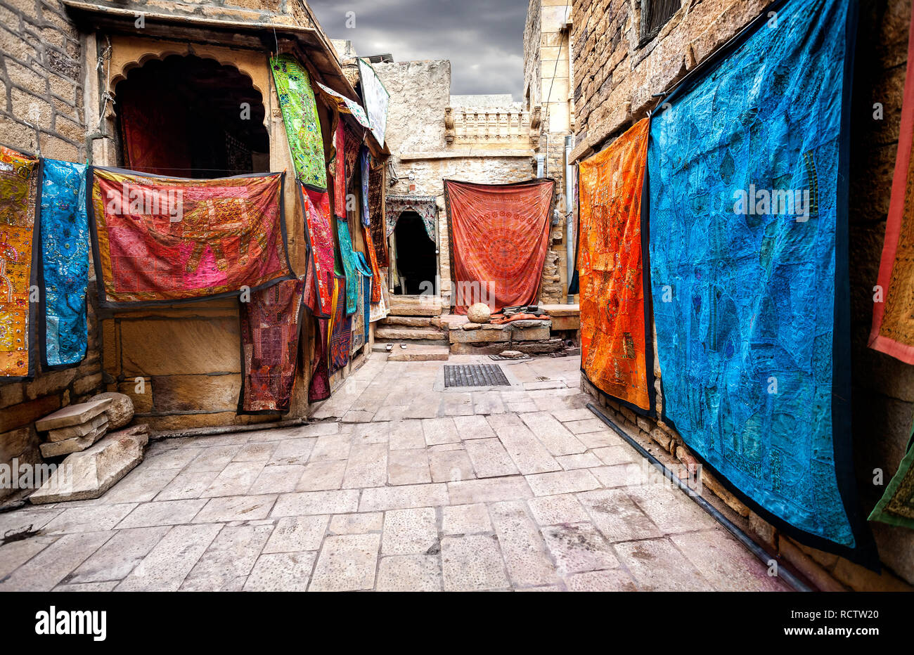 Città mercato di strada con negozi di Jaisalmer fort nel Rajasthan, India Foto Stock