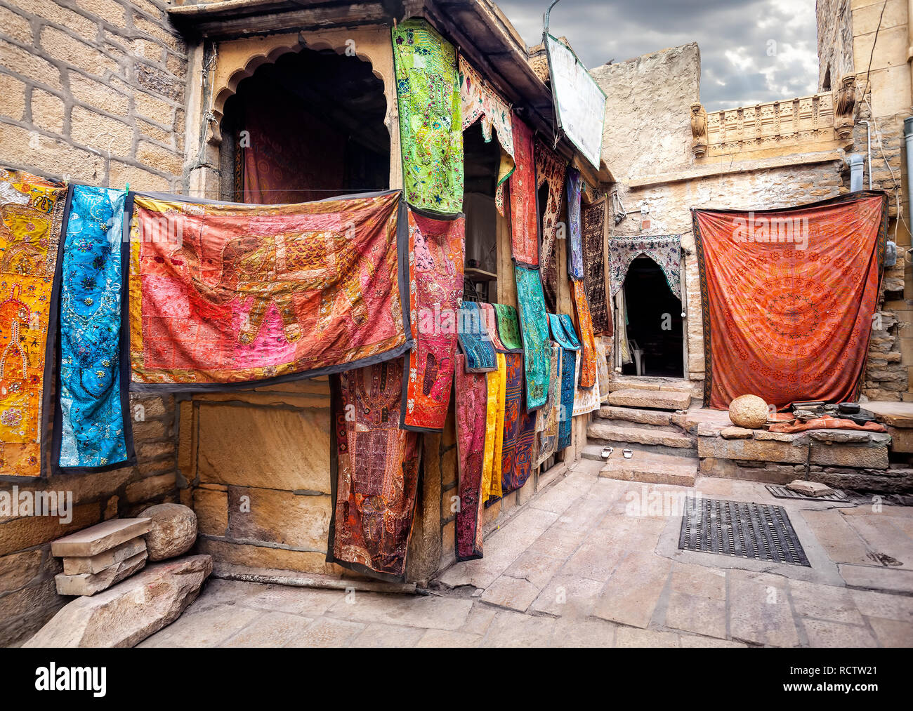 Città mercato di strada con negozi di Jaisalmer fort nel Rajasthan, India Foto Stock