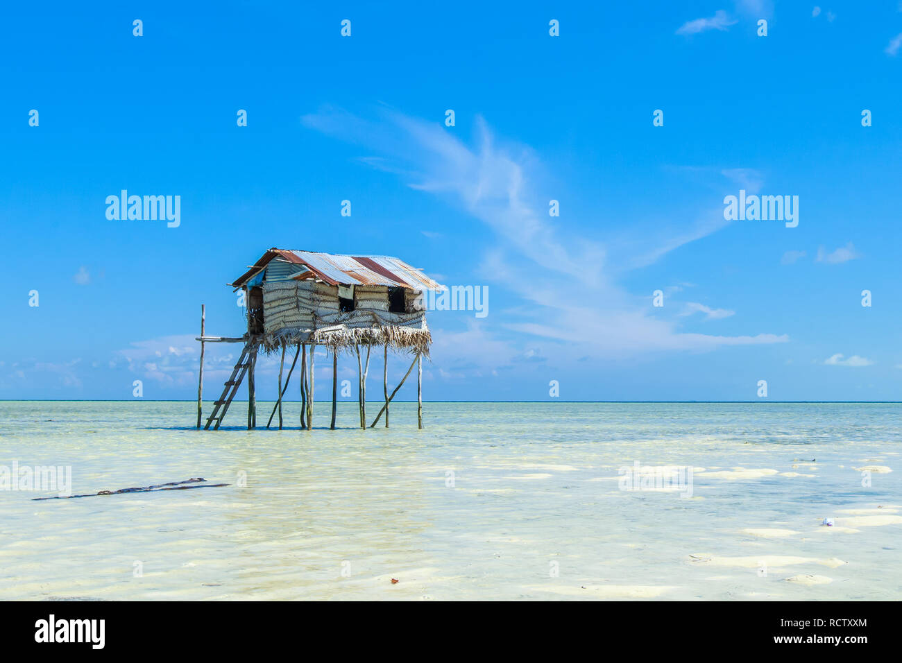 Splendidi paesaggi vista mare borneo gypsy acqua villaggio in Isola Maiga, Semporna Sabah, Malesia. Foto Stock